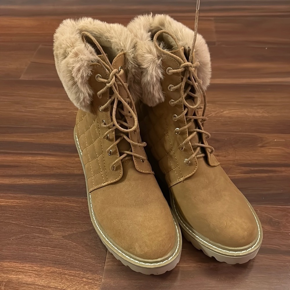 🌿SALE🌿NICOLE MILLER Latte Faux Fur Trim Quilted Wedge Ankle Boots size 9